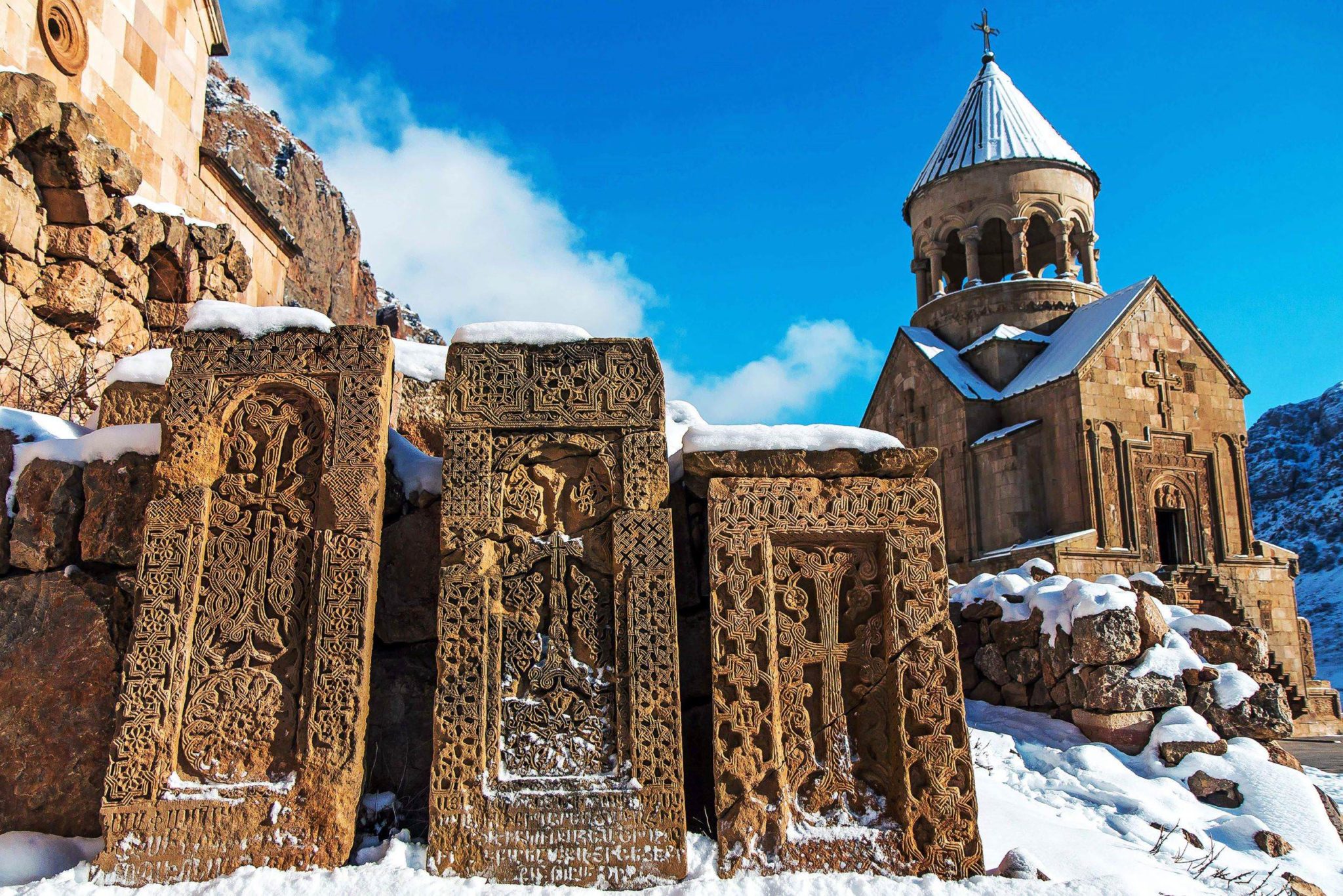 Поездка в ереван. Монастырь Нораванк Армения зимой. Нораванк хачкары. Хачкар монастырь Татев. Монастырь Нораванк - Ереван зима.