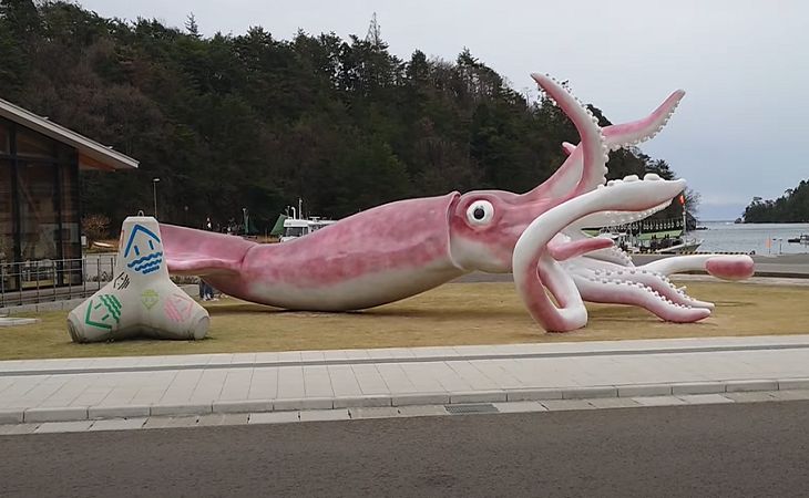 В Японии жители посёлка потратили выделенные для борьбы с COVID-19 деньги на скульптуру кальмара