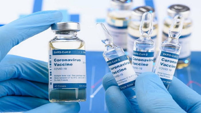 Главный эпидемиолог США назвал время победы коронавируса над вакцинами